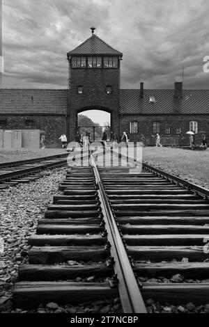 Brzezinka, Pologne - 17 juillet 2023 : l'entrée du tristement célèbre camp d'extermination nazi d'Auschwitz II-Birkenau et aujourd'hui musée Banque D'Images