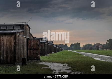 Brzezinka, Pologne - 17 juillet 2023 : ancienne caserne au Mémorial et musée Auschwitz-Birkena. Ancien camp de concentration et d'extermination nazi de Germani en Pologne Banque D'Images