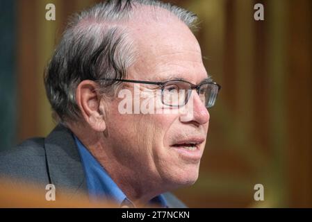 Le sénateur américain Mike Braun Républicain de l'Indiana lors d'une audience sur le vieillissement du Sénat pour examiner les escroqueries modernes, en se concentrant sur la façon dont les escrocs utilisent l'intelligence artificielle et comment nous pouvons riposter dans l'immeuble de bureaux du Sénat Dirksen le jeudi 16 novembre 2023. Copyright : xAnnabellexGordonx/xCNPx/MediaPunchx crédit : Imago/Alamy Live News Banque D'Images