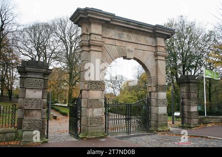 Une vue de l'arche commémorative, à l'entrée d'Astley Park, Chorley, Lancashire, Royaume-Uni, Europe Banque D'Images