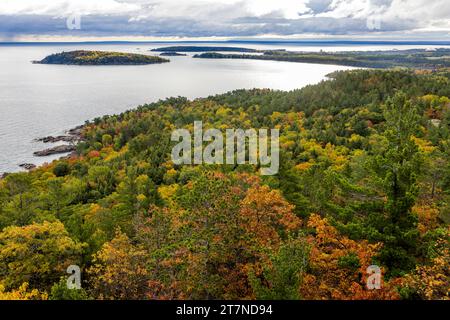 Sugarloaf Mountain sur le lac Superior pendant l'été indien, Marquette Township, États-Unis Banque D'Images