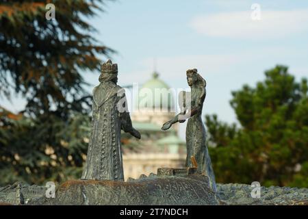 Budapest, Hongrie - octobre 7 2023 : statue du prince de Buda et de la princesse de Pest sur fond du palais de Buda. Kilátókő szobor, Banque D'Images