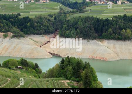 2017 pénurie d'eau au lac Lago di Santa Giustina, clès, Val di non, Trentin, Italie Banque D'Images