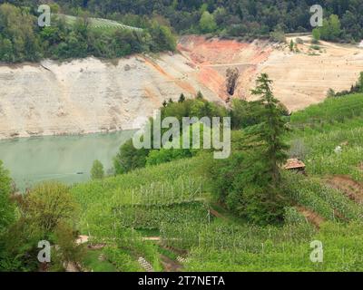 2017 pénurie d'eau au lac Lago di Santa Giustina, clès, Val di non, Trentin, Italie Banque D'Images