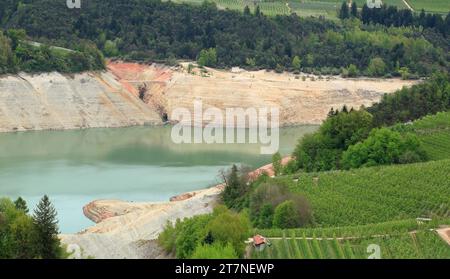 2017 pénurie d'eau au lac Lago di Santa Giustina, clès, Val di non, Trentin, Italie Banque D'Images