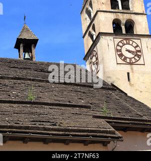 Bardeaux de bois sur le toit de l'église alpine. Chiesa di Santa Maria Assunta, Malé, Trentin, Italie Banque D'Images