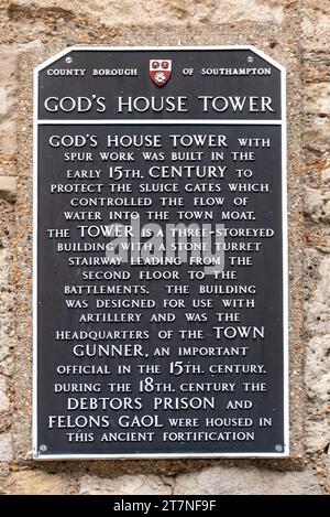 God's House Tower, Southampton, Hampshire, Angleterre, Royaume-Uni. Plaque sur le mur donnant des informations sur l'histoire de l'ancienne fortification Banque D'Images