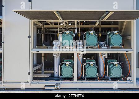 Le carter de compresseur avec portes ouvertes sur le toit d'un entrepôt de stockage de CO2 (réfrigération industrielle) Banque D'Images