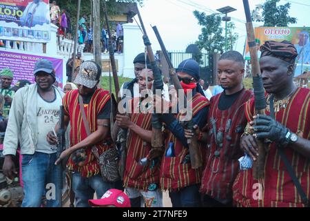 Les chasseurs locaux exposent leurs fusils pour célébrer le festival Olojo à Ile-IFE, dans l'État d'Osun. Le festival Olojo est une célébration d'Ogun, dieu du fer, il commémore la descente d'Oduduwa à Ile-IFE, la célébration de la première aube, du premier après-midi et de la première nuit de création. Le festival Olojo est l'un des plus anciens d'Afrique, célébré sur toute la terre Yoruba. Il célèbre l'aube du premier jour d'existence sur Terre, où le monarque porte la couronne sacrée qui a une plus grande importance dans la célébration d'Olojo, au Nigeria. Banque D'Images