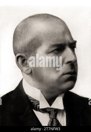 1925 CA , ALLEMAGNE : le witer allemand et philosophe de l'Histoire OSWALD SPENGLER ( 1880 - 1936 ), auteur de ' Der Untergang des Abendlandes ' ( 1918 - 1922 - il Tramonto dell' Occidente - le déclin de l'Ouest ) . Sprengler est considéré comme un nationaliste allemand et un critique du republicanisme et il a été un membre éminent de la Révolution conservatrice de l'ère Weimar . Bien qu'il ait voté pour Hitler sur Hindenburg lors de l'élection présidentielle allemande de 1932 et que les Nazis aient considéré ses écrits comme un moyen de fournir un ' respectable pedigre e ' à leur idéologie , Spengler a plus tard critiqué le nazisme dû Banque D'Images