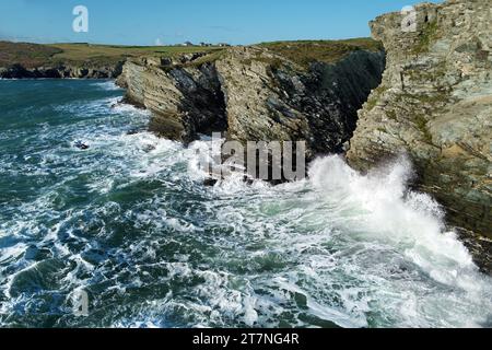 Mers sauvages sur la côte de l'île Sainte juste à l'ouest de Porth Dafarch dans le nord du pays de Galles. Le site est situé entre Trearddur Bay et Holyhead. Banque D'Images