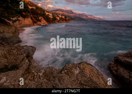 Coucher de soleil sur la côte dalmate avec vue sur le parc naturel Biokovo Banque D'Images