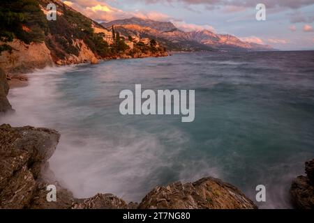 Coucher de soleil sur la côte dalmate avec vue sur le parc naturel Biokovo Banque D'Images