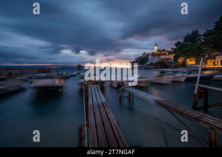 Paysage romantique d'une petite marina sur la Riviera Makarska lors d'une soirée orageuse Banque D'Images