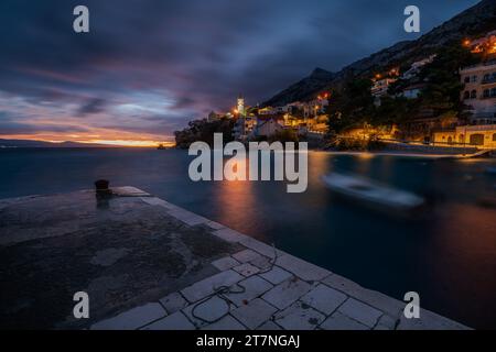 Paysage romantique d'une petite marina sur la Riviera Makarska lors d'une soirée orageuse Banque D'Images