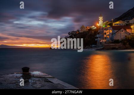 Paysage romantique d'une petite marina sur la Riviera Makarska lors d'une soirée orageuse Banque D'Images