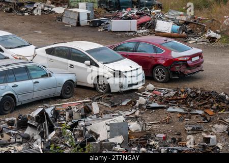 Voitures endommagées sur la junkyard, vieilles voitures jetées Banque D'Images
