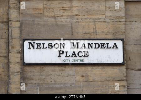 Le nom de la rue a changé pour Nelson Mandela place en l'honneur de l'homme qui a combattu l'apatite en Afrique du Sud. Banque D'Images