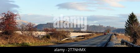 L'A811 de Dumbarton à la route de Stirling sur une journée hivernale glaciale mais ensoleillée avec le château de Stirling en Écosse resplendissant sur le sommet de la colline. Banque D'Images