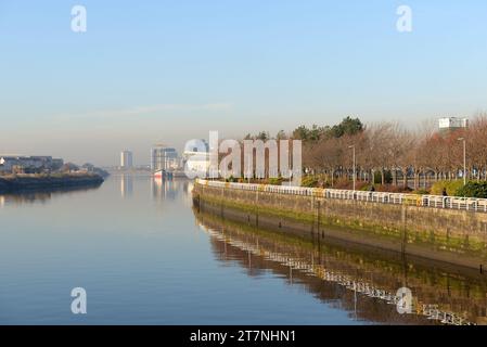 Stobcross Quay formant une passerelle et une piste cyclable nationale sur le bord de la rivière à Glasgow, en Écosse. Banque D'Images