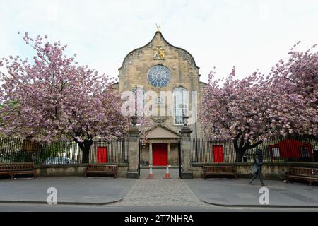 Canongate Kirk, église presbytérienne du 17e siècle et lieu de sépulture d'éminents Écossais comme Adam Smith sur le Royal Mile, Édimbourg, Écosse. Banque D'Images