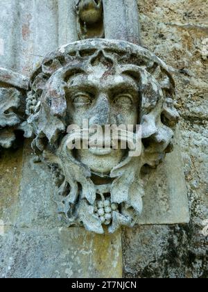 Vue détaillée de la sculpture en pierre décorative / maçonnerie en pierre grotesque vert homme visage caricature Little Dalby Church, Leicestershire, Angleterre, Royaume-Uni Banque D'Images