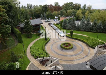 LVIV, UKRAINE - 11 SEPTEMBRE 2022 Un jardin paysager pittoresque à la citadelle de Lviv. Fortification bâtiment défensif en briques du Moyen âge. Canons médiévaux en fonte avec anneaux en bois Banque D'Images