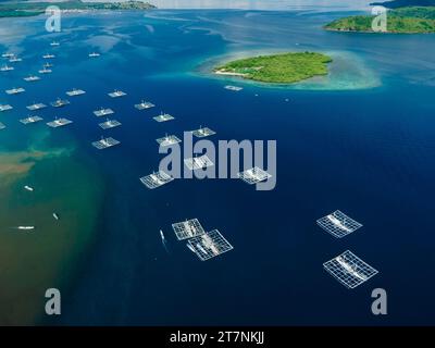 Groupe de bateaux de pêche locaux dans l'océan près de Sumbawa. Vue drone. Banque D'Images