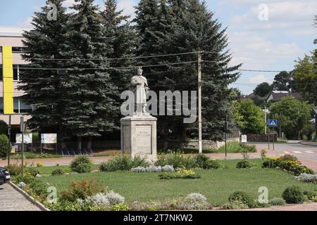 TERNOPIL, UKRAINE - 23 AOÛT 2023 Monument de Bohdan Khmelnitsky avec une masse sur la place de Zbarazh, région de Ternopil Banque D'Images