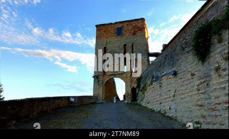 La porte principale d'un ancien village médiéval en Italie pendant l'été. Banque D'Images