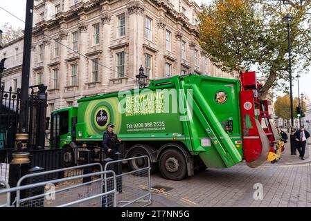 Camion de ramassage des ordures entrant dans Downing Street au large de Whitehall, Westminster, Londres, Royaume-Uni. Maison du Premier ministre. Camion de recyclage Banque D'Images