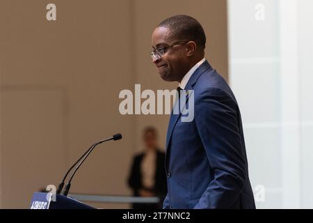 Le sénateur Jamaal Bailey s'exprime lors de la signature par le gouverneur Kathy Hochul du Clean Slate Act au Brooklyn Museum à New York le 16 novembre 2023 Banque D'Images