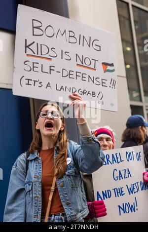 New York, États-Unis. 15 novembre 2023. Les manifestants brandissent des pancartes alors que les éducateurs appellent à un cessez-le-feu devant le siège de l'UFT à New York, NY le 15 novembre 2023. (Photo de Hailstorm Visuals/Sipa USA) crédit : SIPA USA/Alamy Live News Banque D'Images