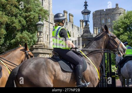 15 juin 2023 des officiers de police à cheval en service de contrôle des foules dans les rues à l'extérieur du château Royal Windsor une résidence royale officielle dans le Berkshire Englan Banque D'Images