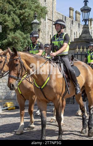 15 juin 2023 des officiers de police à cheval en service de contrôle des foules dans les rues à l'extérieur du château Royal Windsor une résidence royale officielle dans le Berkshire Englan Banque D'Images