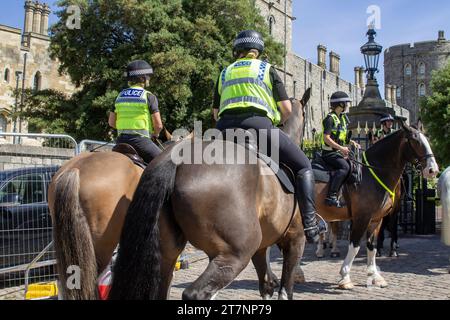 15 juin 2023 des officiers de police à cheval en service de contrôle des foules dans les rues à l'extérieur du château Royal Windsor une résidence royale officielle dans le Berkshire Englan Banque D'Images