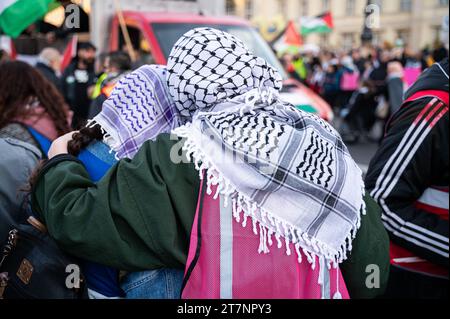 04.11.2023, Berlin, Allemagne, Europe - plus de 8 000 participants manifestent leur solidarité et prennent part à une manifestation pour la Palestine et contre Israël. Banque D'Images