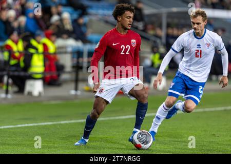 Oslo, Norvège 16 novembre 2023 Oscar Bobb, de Norvège et Manchester City, conserve la possession du ballon lors du match de qualification du Groupe A entre la Norvège et les îles Féroé pour le Championnat d'Europe 2024 de l'UEFA, qui s'est tenu à l'Ullevaal Stadion à Oslo, Norvège crédit : Nigel Waldron/Alamy Live News Banque D'Images