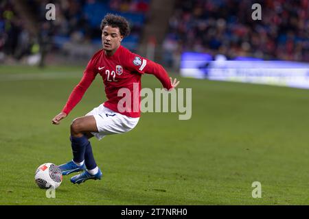 Oslo, Norvège 16 novembre 2023 Oscar Bobb (Norvège) et Manchester City manœuvrent le ballon lors du match de qualification du Groupe A entre la Norvège et les îles Féroé pour le Championnat d'Europe 2024 de l'UEFA, qui s'est tenu à l'Ullevaal Stadion à Oslo, Norvège crédit : Nigel Waldron/Alamy Live News Banque D'Images