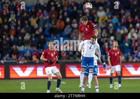 Oslo, Norvège 16 novembre 2023 le Norvégien Sander Berge et Burnley fc libèrent le ballon lors du match de qualification du Groupe A entre la Norvège et les Îles Féroé pour le Championnat d'Europe de l'UEFA 2024, qui s'est tenu à l'Ullevaal Stadion à Oslo, Norvège crédit : Nigel Waldron/Alamy Live News Banque D'Images