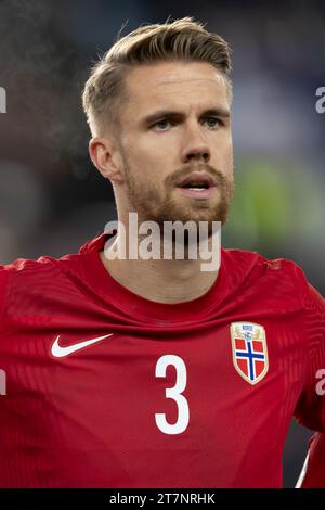 Oslo, Norvège 16 novembre 2023 Jorgen Larsen (Norvège) et Celta de Vigo lors de l'hymne national pour la Norvège lors du 2024 match de qualification du Groupe A entre la Norvège et les îles Féroé organisé à l'Ullevaal Stadion à Oslo, Norvège crédit : Nigel Waldron/Alamy Live News Banque D'Images