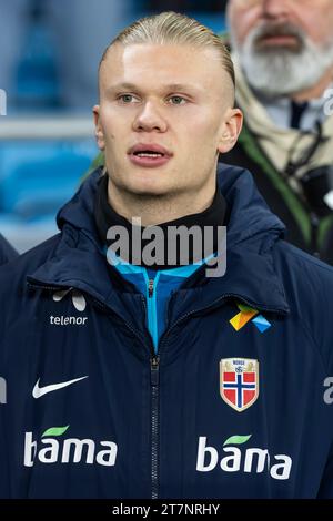 Oslo, Norvège 16 novembre 2023 Erling Haaland de Norvège et Manchester City lors de l'hymne national pour la Norvège lors du 2024 match de qualification du Groupe A entre la Norvège et les îles Féroé organisé à l'Ullevaal Stadion à Oslo, Norvège crédit : Nigel Waldron/Alamy Live News Banque D'Images