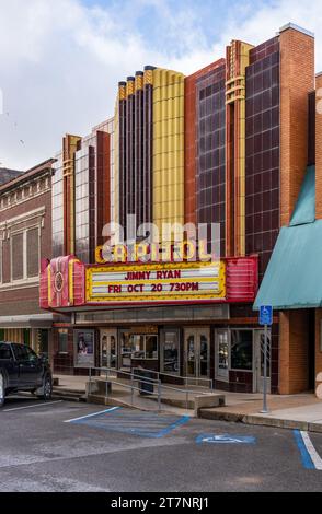 Burlington, IA - 19 octobre 2023 : Skyline de la ville, y compris le cinéma Capitol historique et le théâtre au centre-ville Banque D'Images