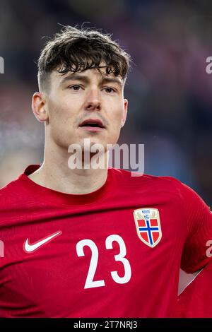 Oslo, Norvège 16 novembre 2023 Jorgen Larsen (Norvège) et Celta de Vigo lors de l'hymne national pour la Norvège lors du 2024 match de qualification du Groupe A entre la Norvège et les îles Féroé organisé à l'Ullevaal Stadion à Oslo, Norvège crédit : Nigel Waldron/Alamy Live News Banque D'Images