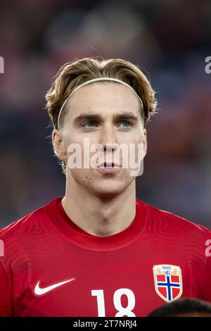 Oslo, Norvège 16 novembre 2023 Kristian Thorstvedt de Norvège et l'US Sassuolo fc lors de l'hymne national pour la Norvège lors du match de qualification du Groupe A pour le Championnat d'Europe de l'UEFA 2024 entre la Norvège et les îles Féroé qui s'est tenu à l'Ullevaal Stadion à Oslo, Norvège crédit : Nigel Waldron/Alamy Live News Banque D'Images