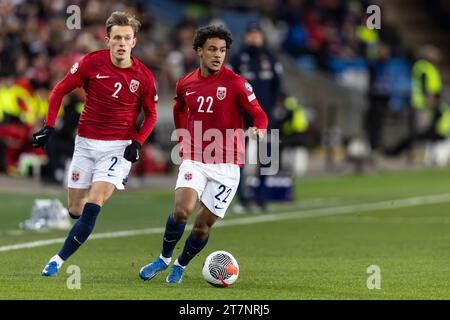Oslo, Norvège 16 novembre 2023 Oscar Bobb, de Norvège et Manchester City, conserve la possession du ballon lors du match de qualification du Groupe A entre la Norvège et les îles Féroé pour le Championnat d'Europe 2024 de l'UEFA, qui s'est tenu à l'Ullevaal Stadion à Oslo, Norvège crédit : Nigel Waldron/Alamy Live News Banque D'Images