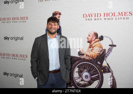 Londres, Royaume-Uni. 16 novembre 2023. Tolga Kenan (Stunt Double pour Daniel Radcliffe) assiste à la première britannique de David Holmes : The Boy Who Lived de Sky au 8 Northumberland Avenue. Le film est une histoire de cascadeur adolescent David Holmes, sélectionné pour jouer le double cascadeur de Daniel Radcliffe dans le premier film de Harry Potter, et qui, tout en travaillant sur l'avant-dernier film, a été paralysé par une lésion vertébrale débilitante. Crédit : Stephen Chung/EMPICS/Alamy Live News Banque D'Images