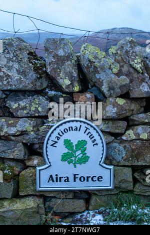 Aira Force National Trust signe sur le mur de pierre sèche Banque D'Images