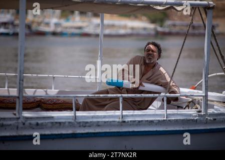 Diriger l'un des bateaux traditionnels de la felouque qui naviguent sur le Nil Banque D'Images