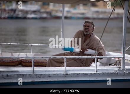 Diriger l'un des bateaux traditionnels de la felouque qui naviguent sur le Nil Banque D'Images